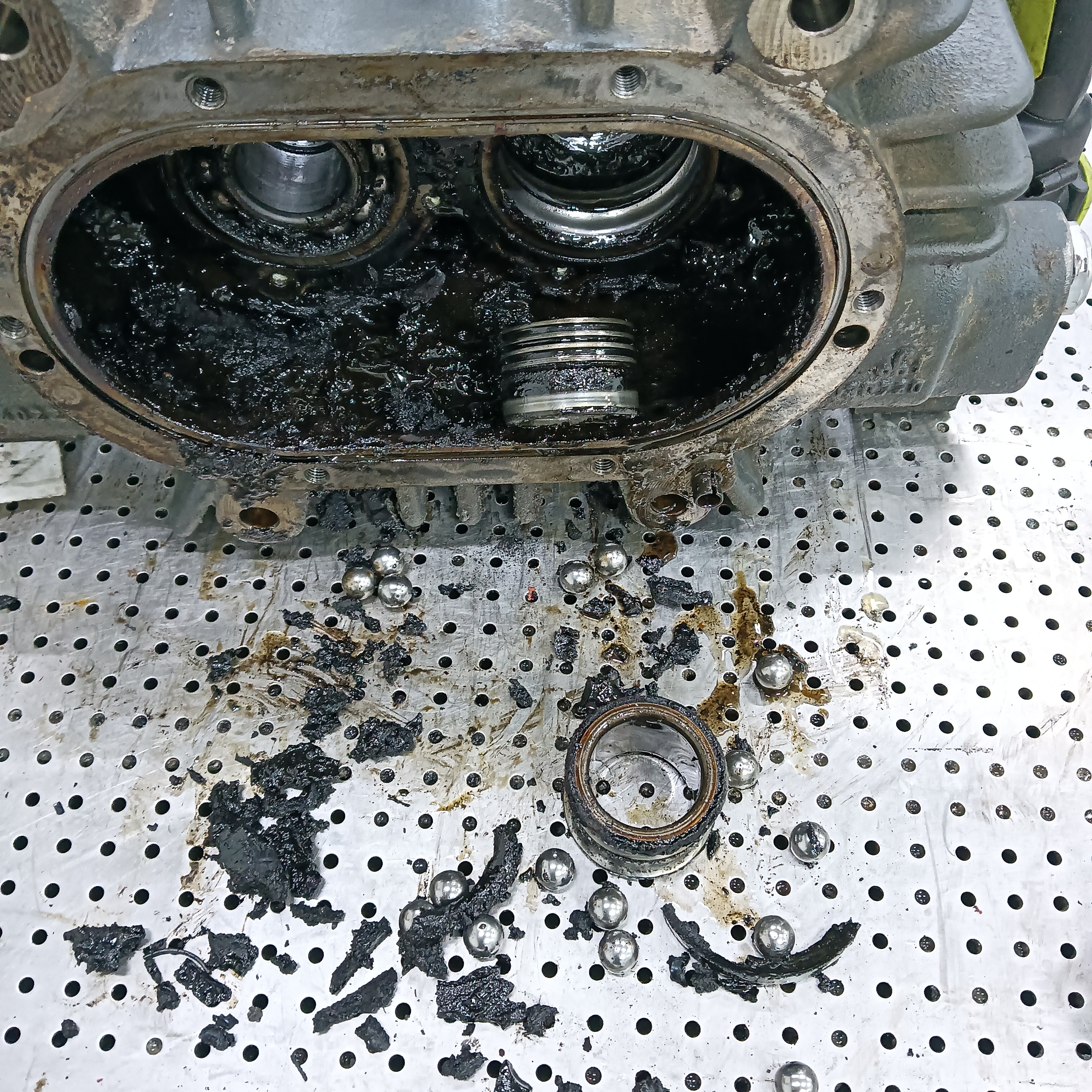 普旭干式爪式真空泵漏气了应该怎样处理？